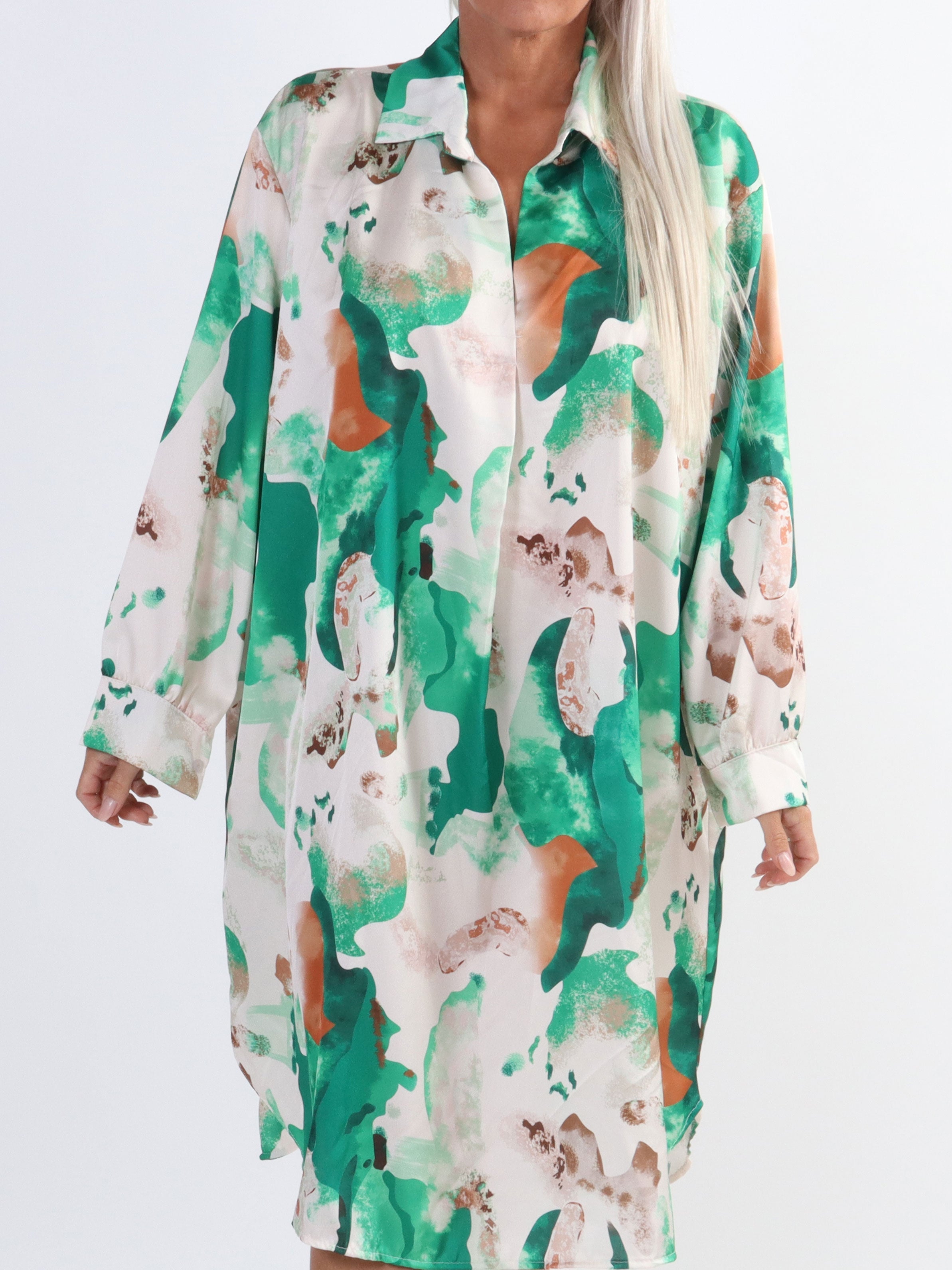 Lyng - Plus size-klänning i sidenlook med skjortkrage - Green